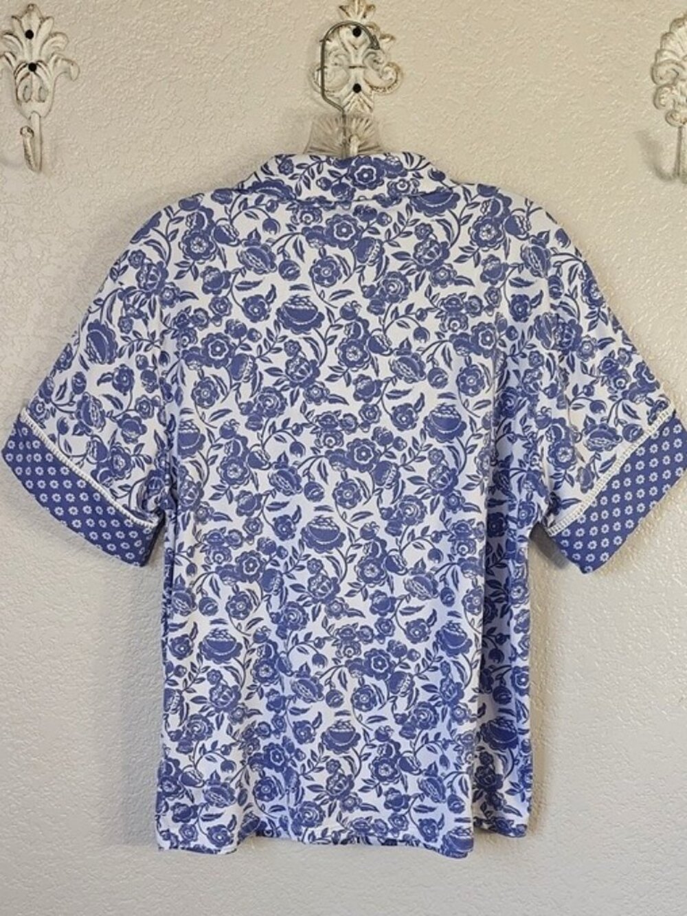 Vera Bradley Size M Pajama Set Blue & White Floral Short Sleeves Pants Pockets - Picture 5 of 8